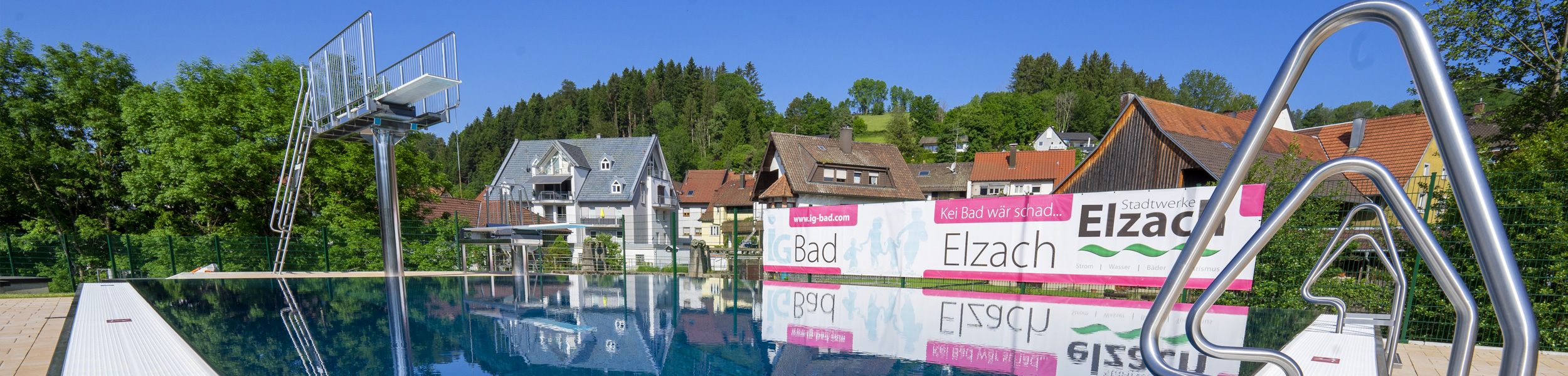 Ansicht der Freibadanlage - Stadtwerke Elzach und IG Bad freuen sich auf Ihren Besuch