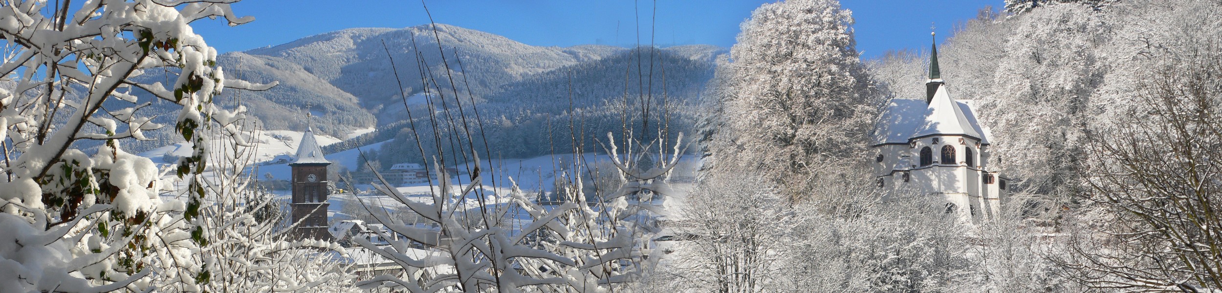 Elzach im Schnee mit Blick auf die Kirche St. Nikolaus, BDH-Klinik und Neunlindenkapelle. Foto: wir-sind-da