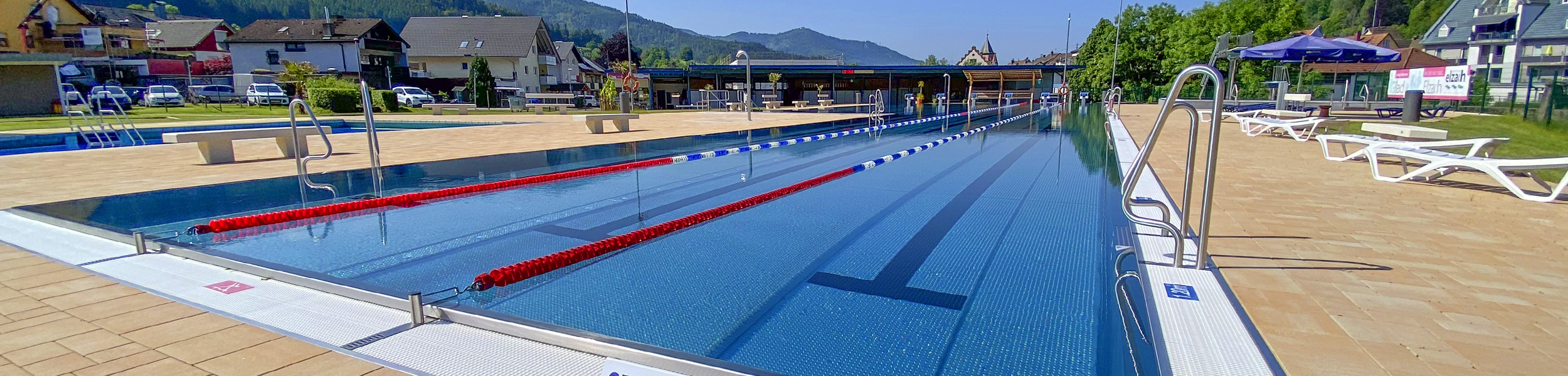 Ansicht der Freibadanlage - Stadtwerke Elzach und IG Bad freuen sich auf Ihren Besuch